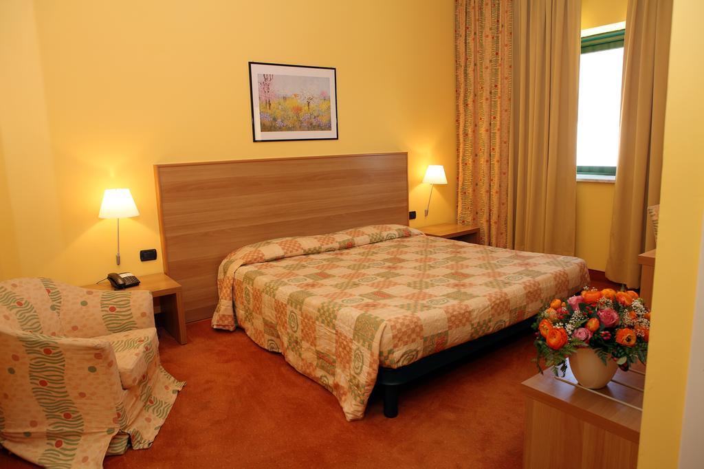 Hotel Romanisio Fossano Buitenkant foto